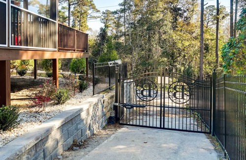 Rosewood Cottage | Accessible Retreat with Fire Pit, Close to USC
