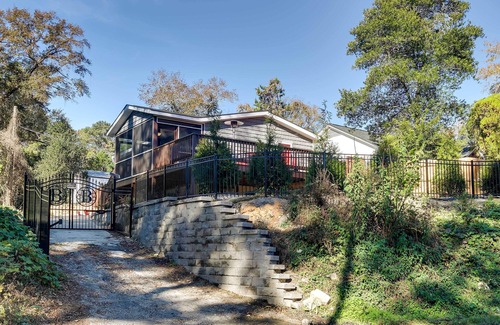 Rosewood Cottage | Accessible Retreat with Fire Pit, Close to USC