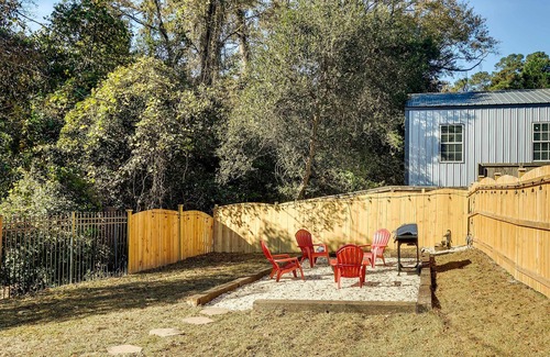 Rosewood Cottage | Accessible Retreat with Fire Pit, Close to USC