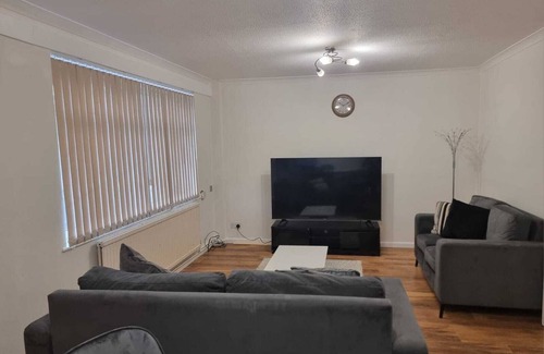 Thamesmead House | Experience Tranquility with Ocean Views and Family Amenities