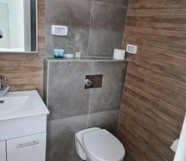 Majdal al-Shams Apartment | Spacious Step to Hermon Apartment with Hot Tub & Kitchen