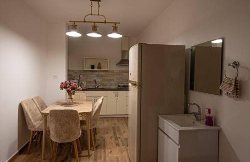 Majdal al-Shams Apartment | Spacious Step to Hermon Apartment with Hot Tub & Kitchen