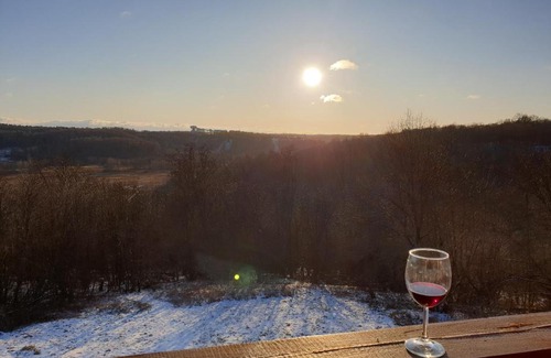 Strekovo Ski Chalet | Stepanovodom: Family-Friendly Retreat with Hot Tub & Breakfast