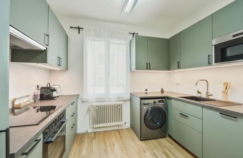 Innere Stadt Apartment | Remarkable Stephansdom View Apartment with Self-Checkin
