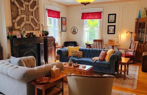 Salem Hotel | Pet-Friendly Stepping Stone Inn - Wheelchair Accessible Retreat