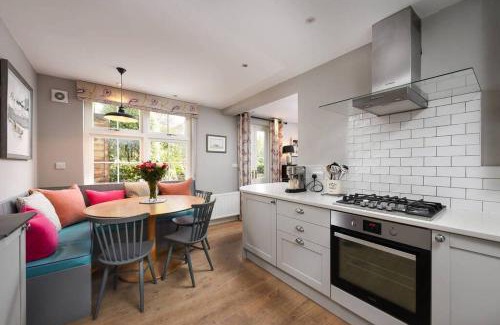 St. Andrews House | Top-Rated Steprock Cottage: Ideal for Families & Retreats
