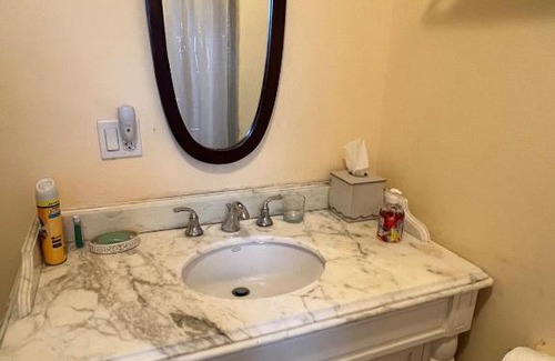 Venetian Road Settlement Apartment | Steps Away from Adventure -2bedroom & 1 Bath