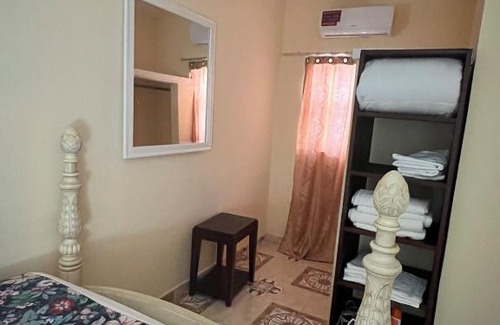 Venetian Road Settlement Apartment | Steps Away from Adventure -2bedroom & 1 Bath