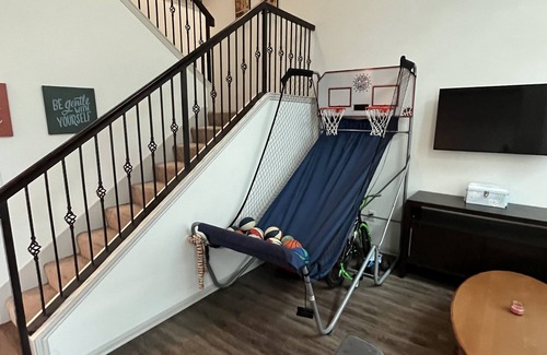 Frisco Apartment | Convenient Stay Steps from StoneBriar Mall in Frisco