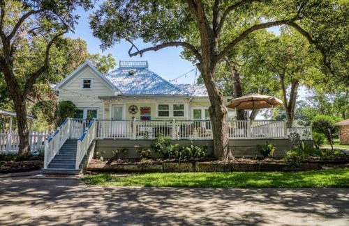 La Grange House | Convenient Stay Just Steps from LaGrange Downtown Square