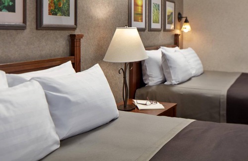 San Simeon Hotel | Peaceful Retreat Just Steps from the Ocean with Pool