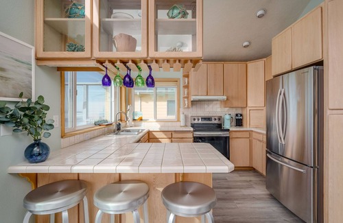 Oregon Coast Cottage | Beachside Retreat with Hot Tub and Ocean View Deck