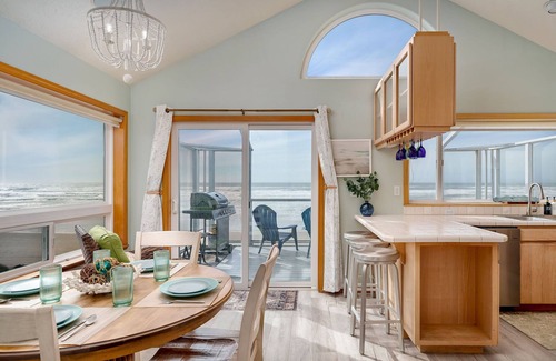 Oregon Coast Cottage | Beachside Retreat with Hot Tub and Ocean View Deck
