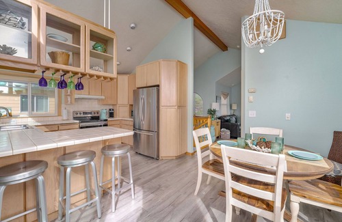 Oregon Coast Cottage | Beachside Retreat with Hot Tub and Ocean View Deck