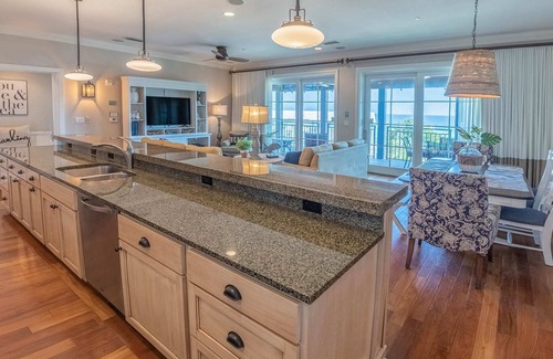 Seacrest Condo | Beachside Penthouse with Rooftop Pool and Gulf Views