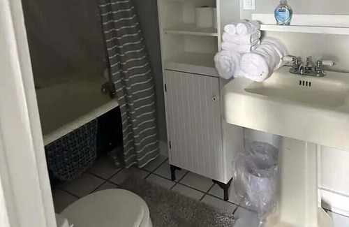Freetown - Port Rico House | Convenient Stay Near Live Music Venues with Family Amenities