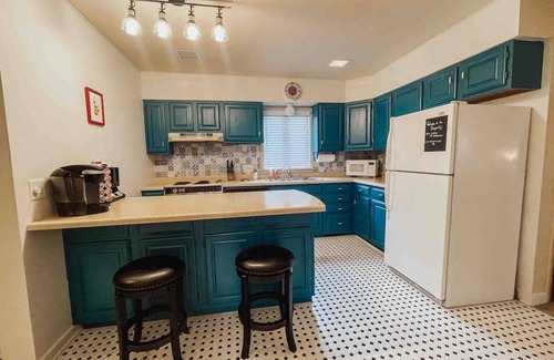 Savanna House | Central Air and 3-Season Room in Downtown Retreat