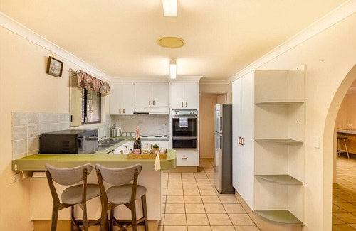 Robertson House | Convenient 3BR House Just Steps from the Mall!