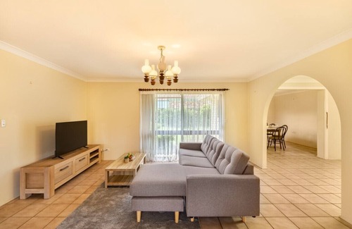 Robertson House | Convenient 3BR House Just Steps from the Mall!