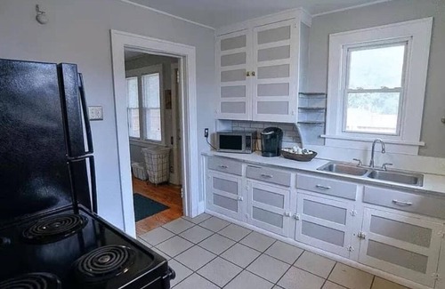 Roseland House | Convenient Stay Near Notre Dame with Hot Tub & Workout Studio