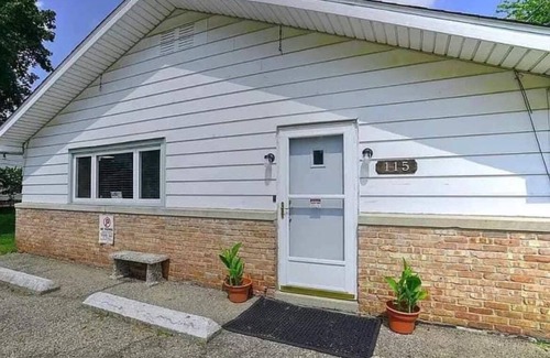 Roseland House | Convenient Stay Near Notre Dame with Hot Tub & Workout Studio