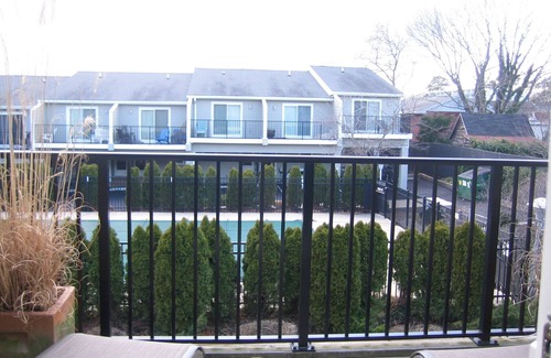 Country Club Estates Condo | Ideal Getaway Near Rehoboth Avenue with Pool & Ocean Views