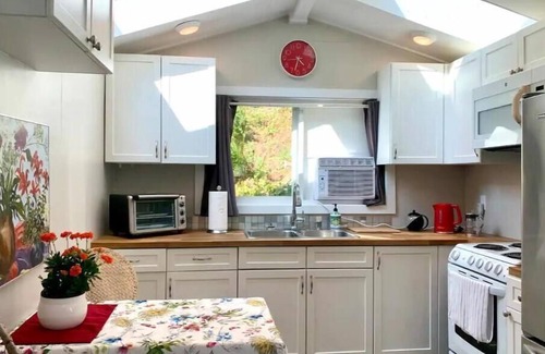 Bowen Island Cottage | Idyllic Cottage Steps from Snug Cove with Family Amenities
