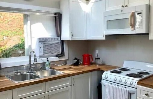 Bowen Island Cottage | Idyllic Cottage Steps from Snug Cove with Family Amenities