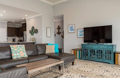 Dauphin Island House | Beachside Retreat with Ocean Views for Families and Pets