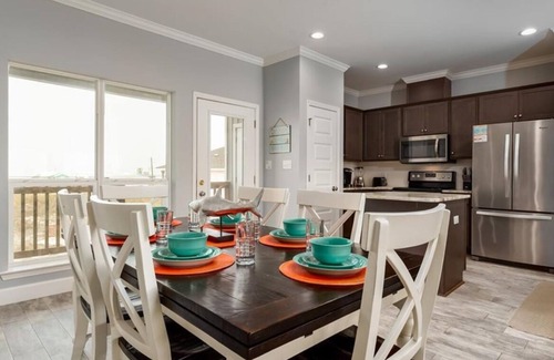 Dauphin Island House | Beachside Retreat with Ocean Views for Families and Pets