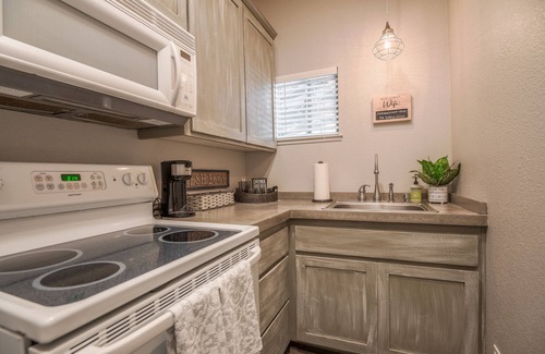 Murphys Cottage | Discover The Hillbilly Hideaway: Steps From Downtown Murphys