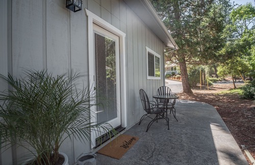 Murphys Cottage | Discover The Hillbilly Hideaway: Steps From Downtown Murphys