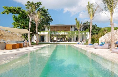 Mushroom Bay Villa | Stylish Villa in Bali with Pool & Ocean Views Near Beach