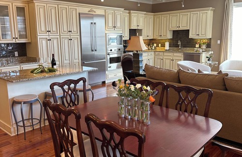 Oxford Condo | Prime Location: Steps from the Square with Kitchen Amenities