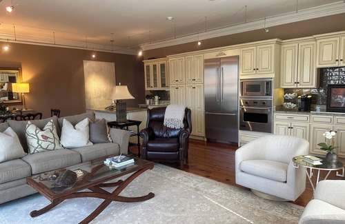 Oxford Condo | Prime Location: Steps from the Square with Kitchen Amenities