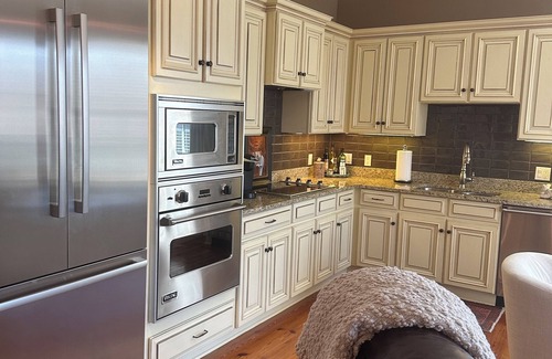Oxford Condo | Prime Location: Steps from the Square with Kitchen Amenities