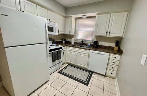 Joslyn Castle Apartment | Pet-Friendly Cathedral 1: Steps from UNMC Campus