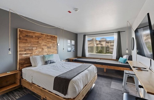 Long Beach Hotel | Modern Retreat near World Kite Museum with Pool & Ocean View