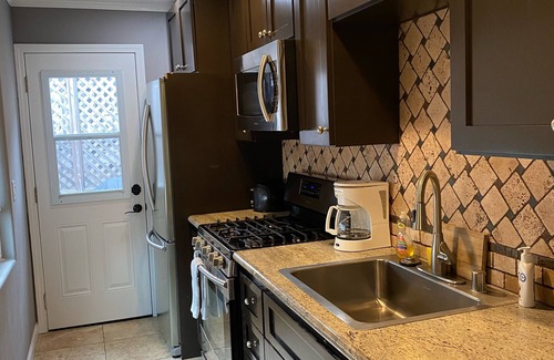 El Segundo House | Steps to Manhattan Beach: Guest Rated 9.6, Pet-Friendly Retreat