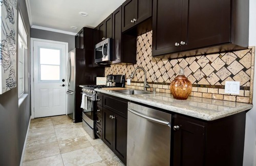 El Segundo House | Steps to Manhattan Beach: Guest Rated 9.6, Pet-Friendly Retreat