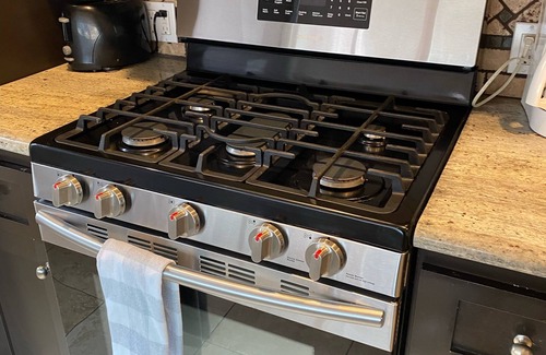 El Segundo House | Steps to Manhattan Beach: Guest Rated 9.6, Pet-Friendly Retreat