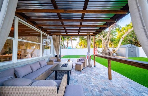 Cleggmoor House | Steps to Beach with Game Room & Putting Green Fun!