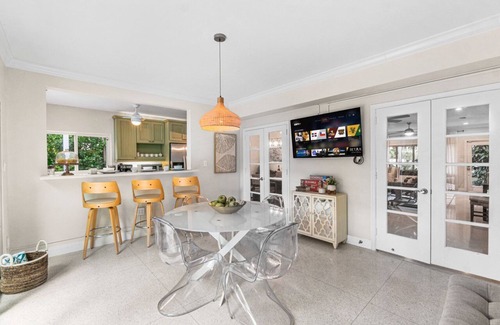 Birch Park Finger Streets House | Unforgettable Stay Steps from Beach with Heated Pool