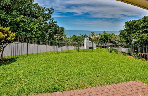 Shaka's Rock Apartment | Beachside Retreat: Family-Friendly with Pool & Dining Nearby