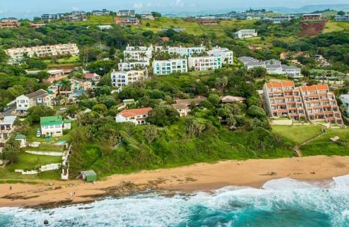 Shaka's Rock Apartment | Beachside Retreat: Family-Friendly with Pool & Dining Nearby