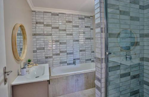 Shaka's Rock Apartment | Beachside Retreat: Family-Friendly with Pool & Dining Nearby