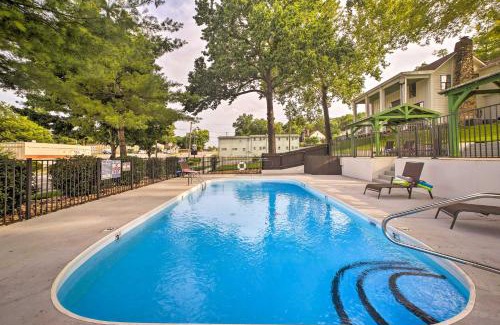 Downtown Branson House | Inviting Downtown Branson Cottage with Pool & Spa Access