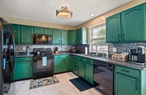 Hough House | Family-Friendly Retreat Near CLE Clinic - Pet Welcome!