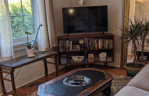 Cobourg House | Steps to Cobourg beach walking distance to restaurants stay in cozy retreat