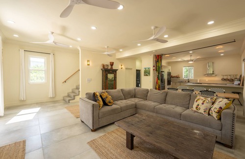 Green Turtle Cay House | Discover Beehive: Oceanfront Retreat Steps to Cocoa Bay